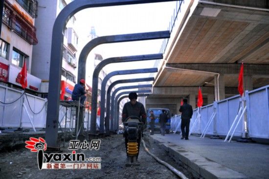 烏魯木齊BRT5號線(xiàn)站臺搭建鋼結構 計劃11月底投入運營(yíng)